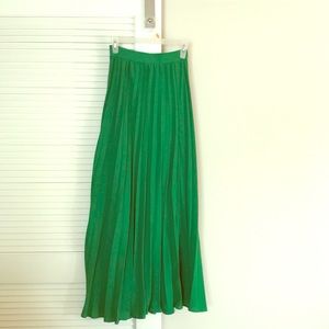 Long green pleated skirt from Lulu’s - size XS